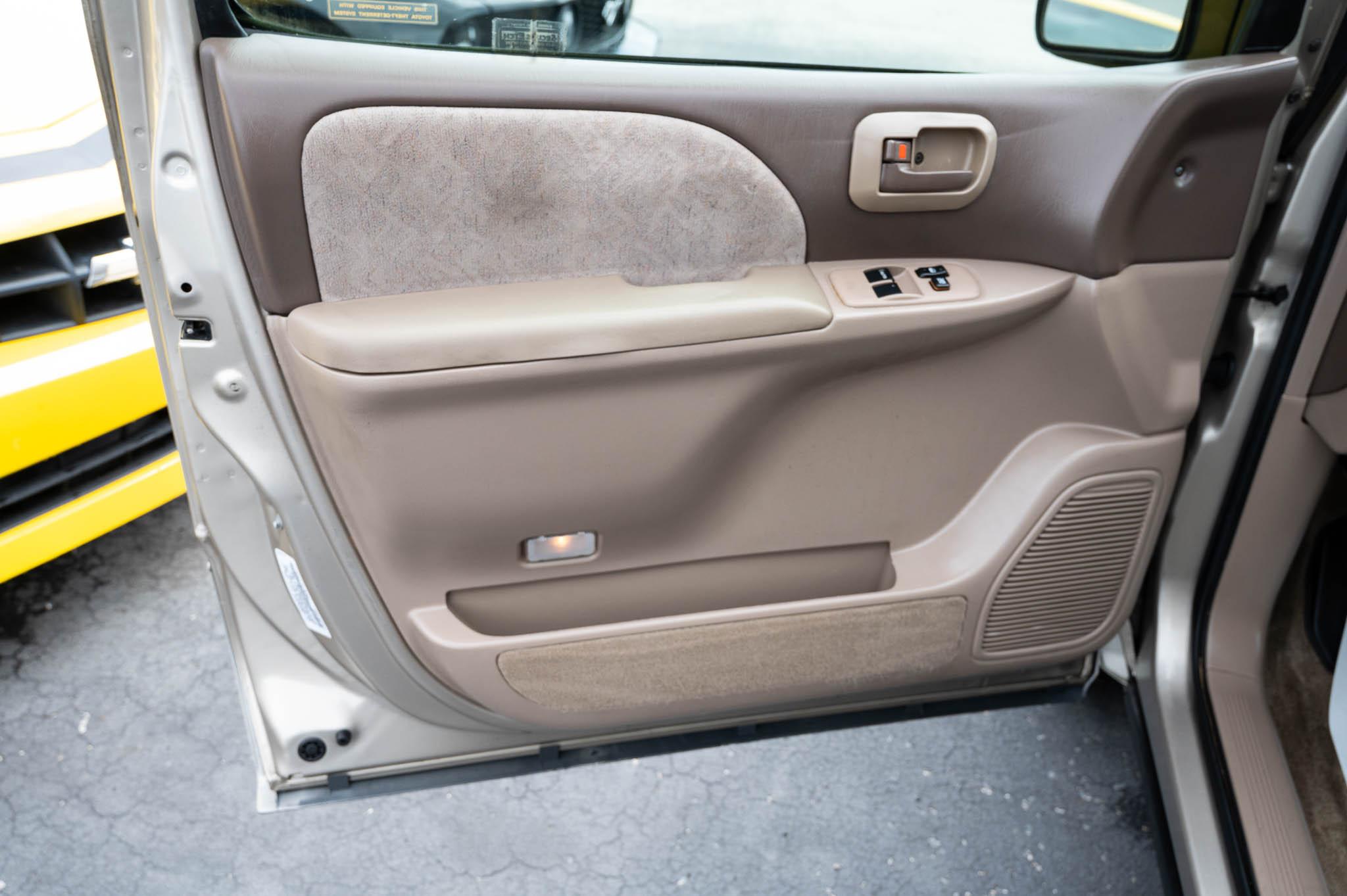 Toyota Sienna LE 4-Door 2000