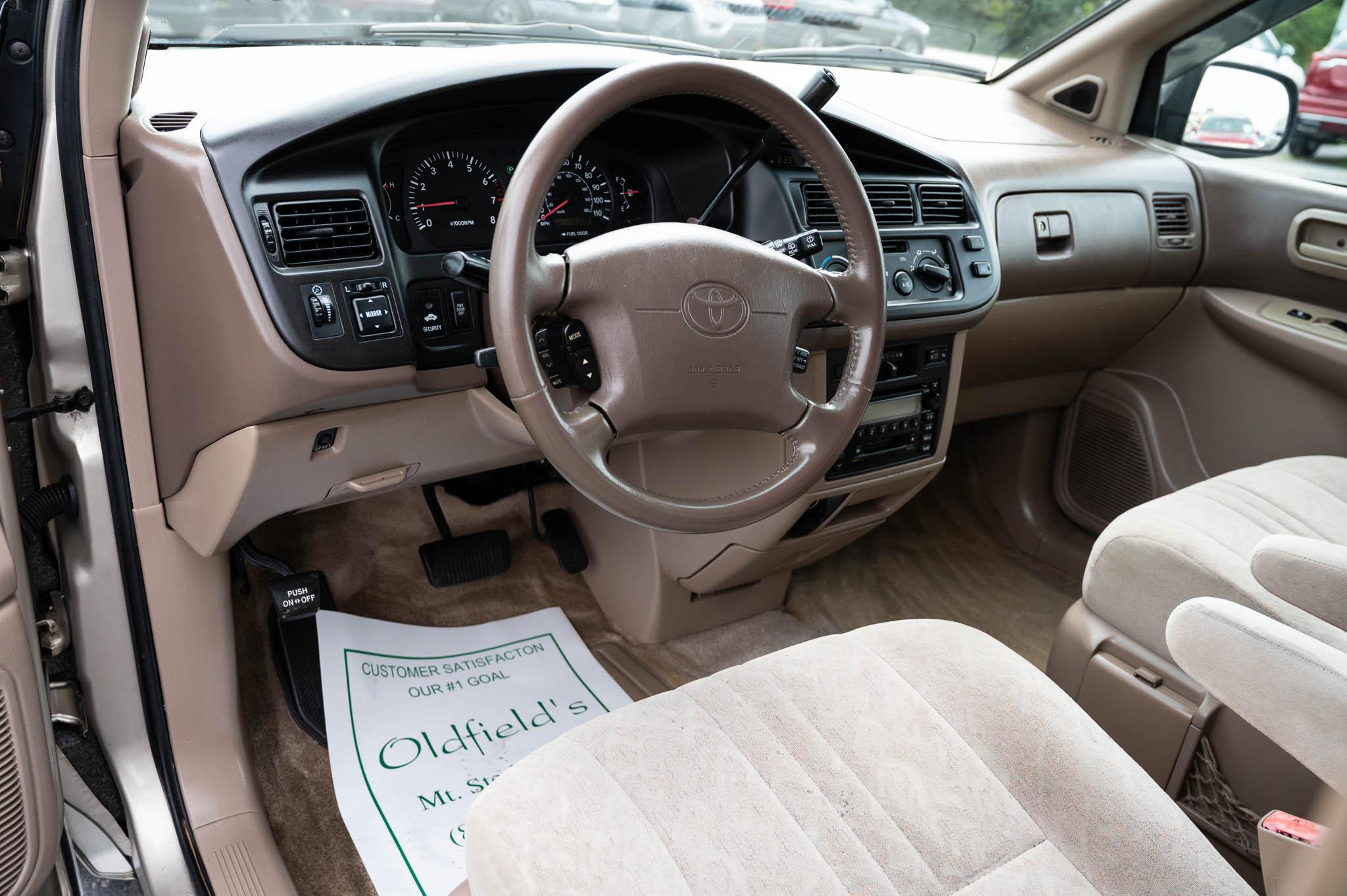 Toyota Sienna LE 4-Door 2000