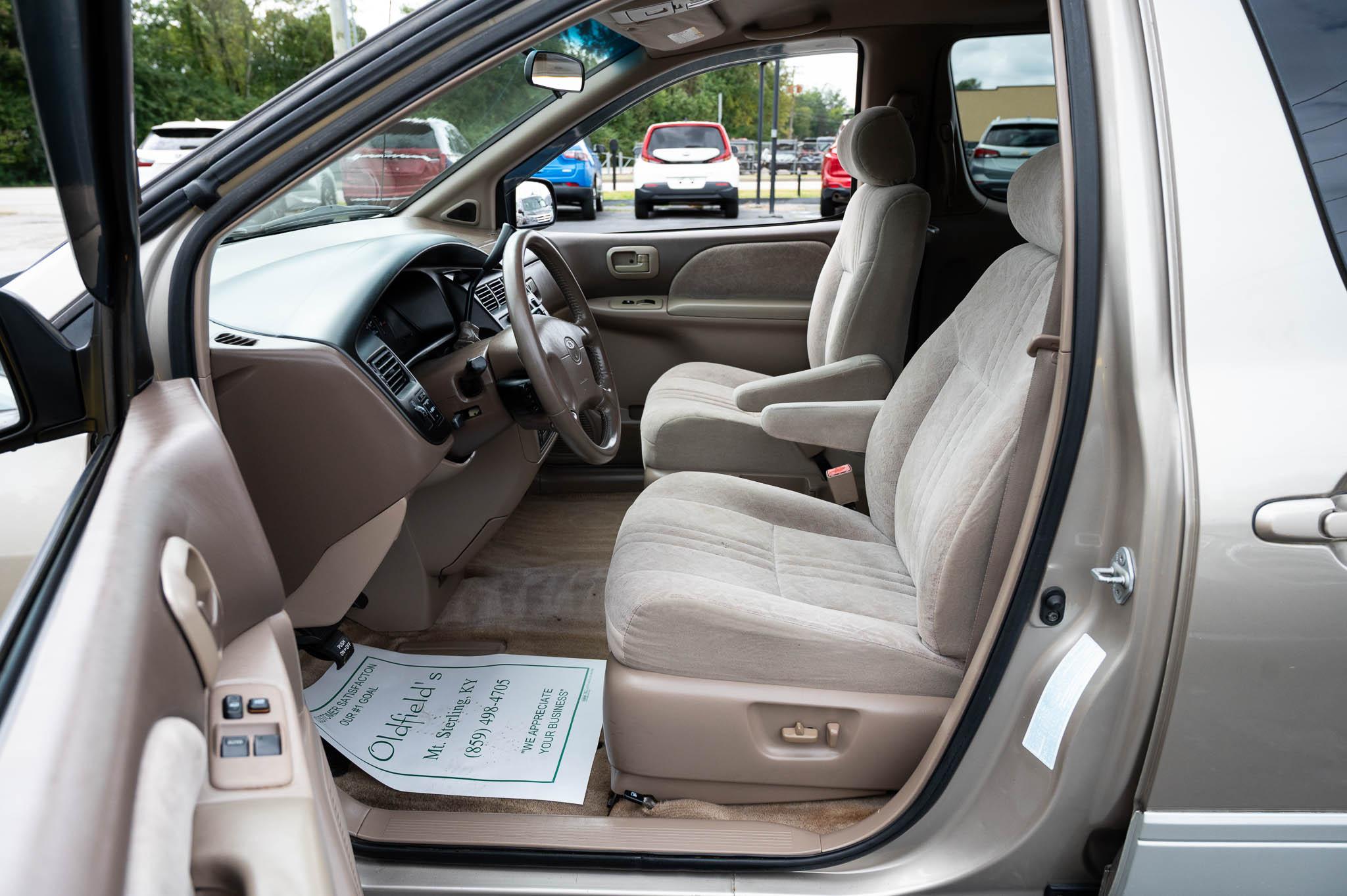 Toyota Sienna LE 4-Door 2000