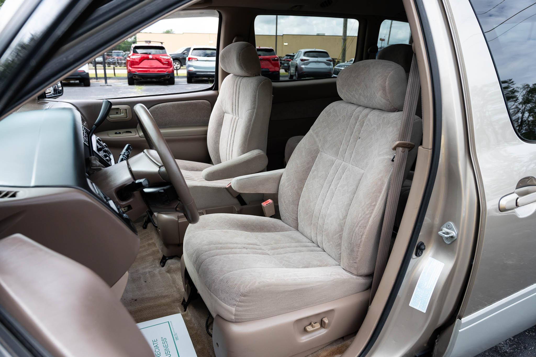 Toyota Sienna LE 4-Door 2000