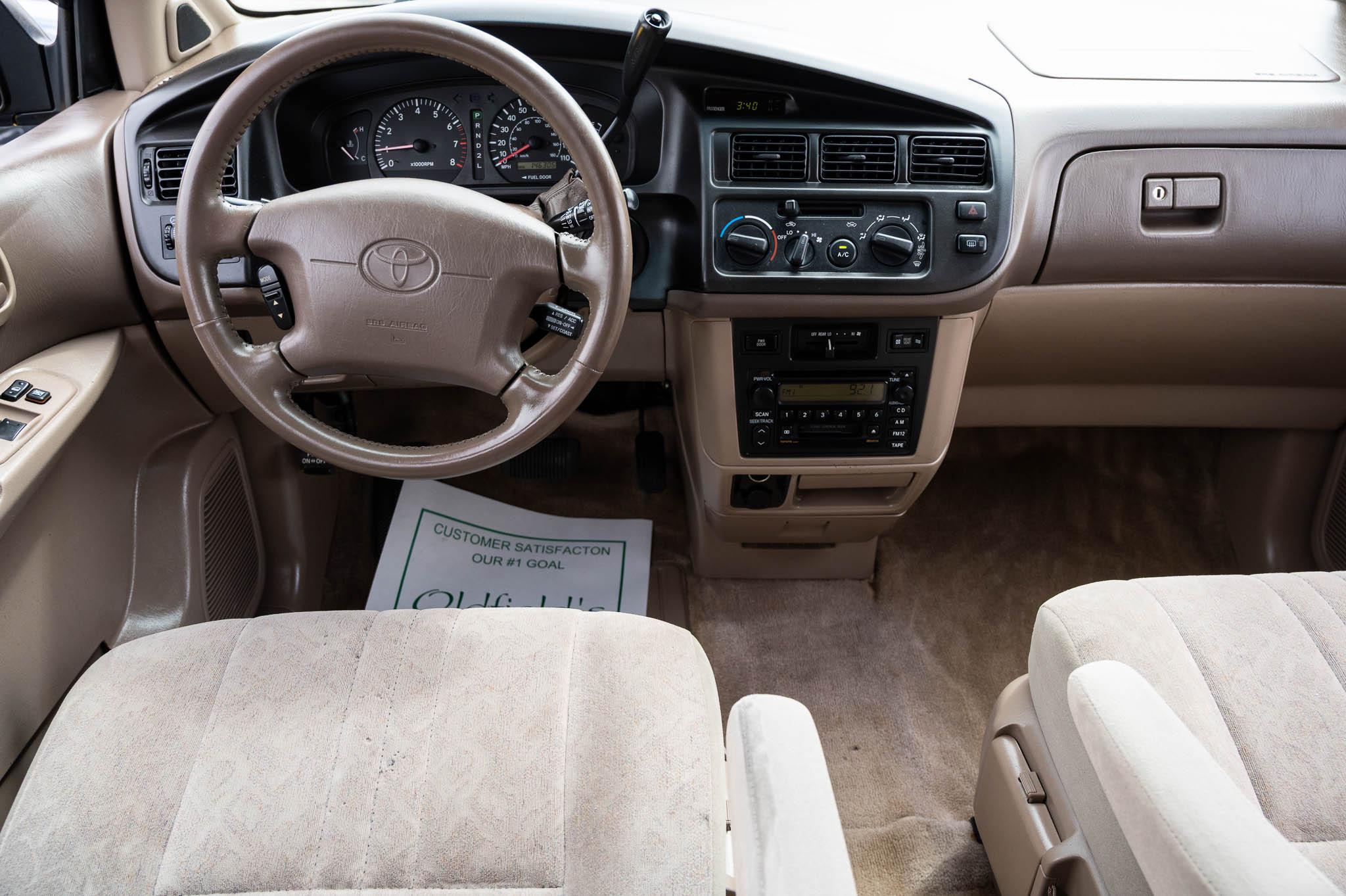 Toyota Sienna LE 4-Door 2000