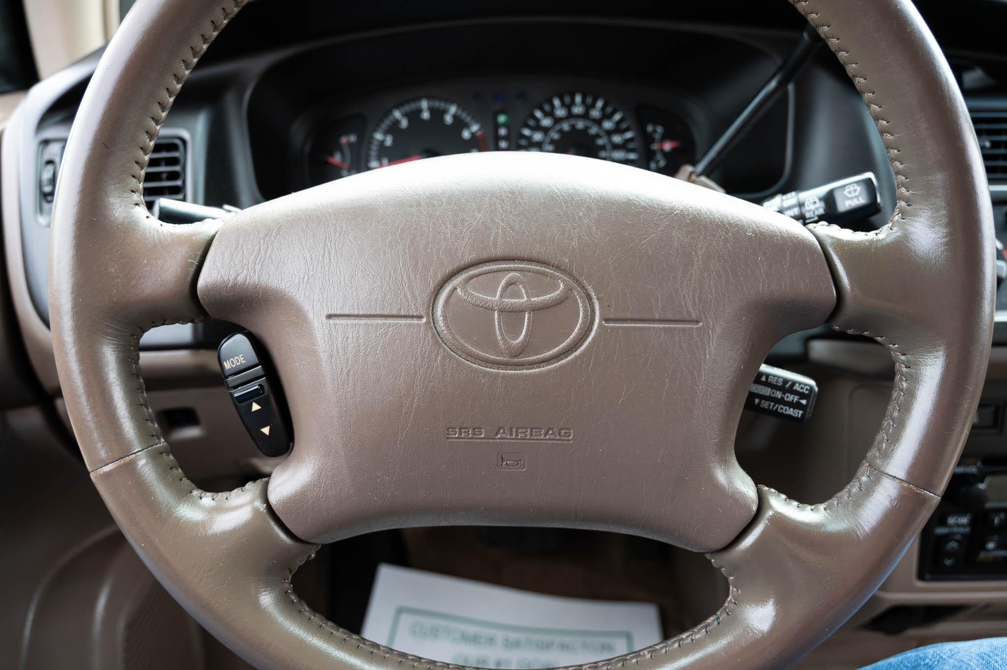Toyota Sienna LE 4-Door 2000