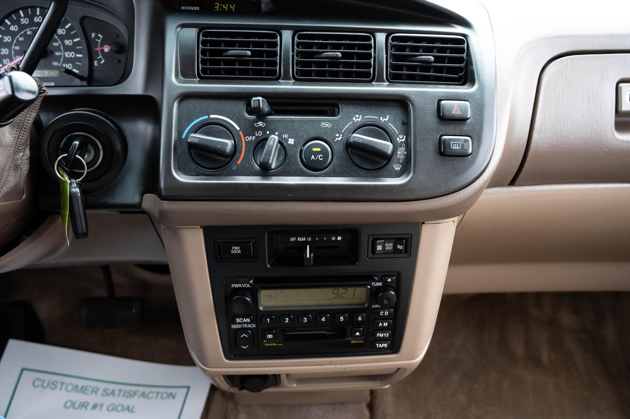 Toyota Sienna LE 4-Door 2000
