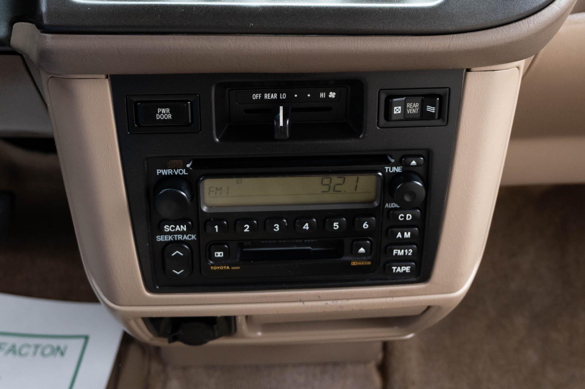 Toyota Sienna LE 4-Door 2000