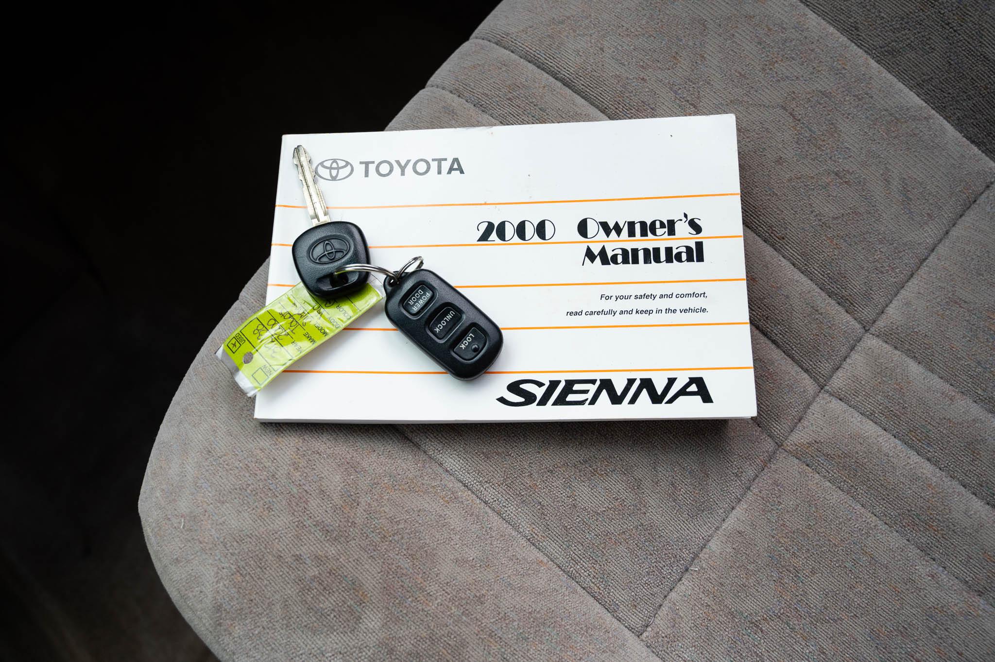 Toyota Sienna LE 4-Door 2000