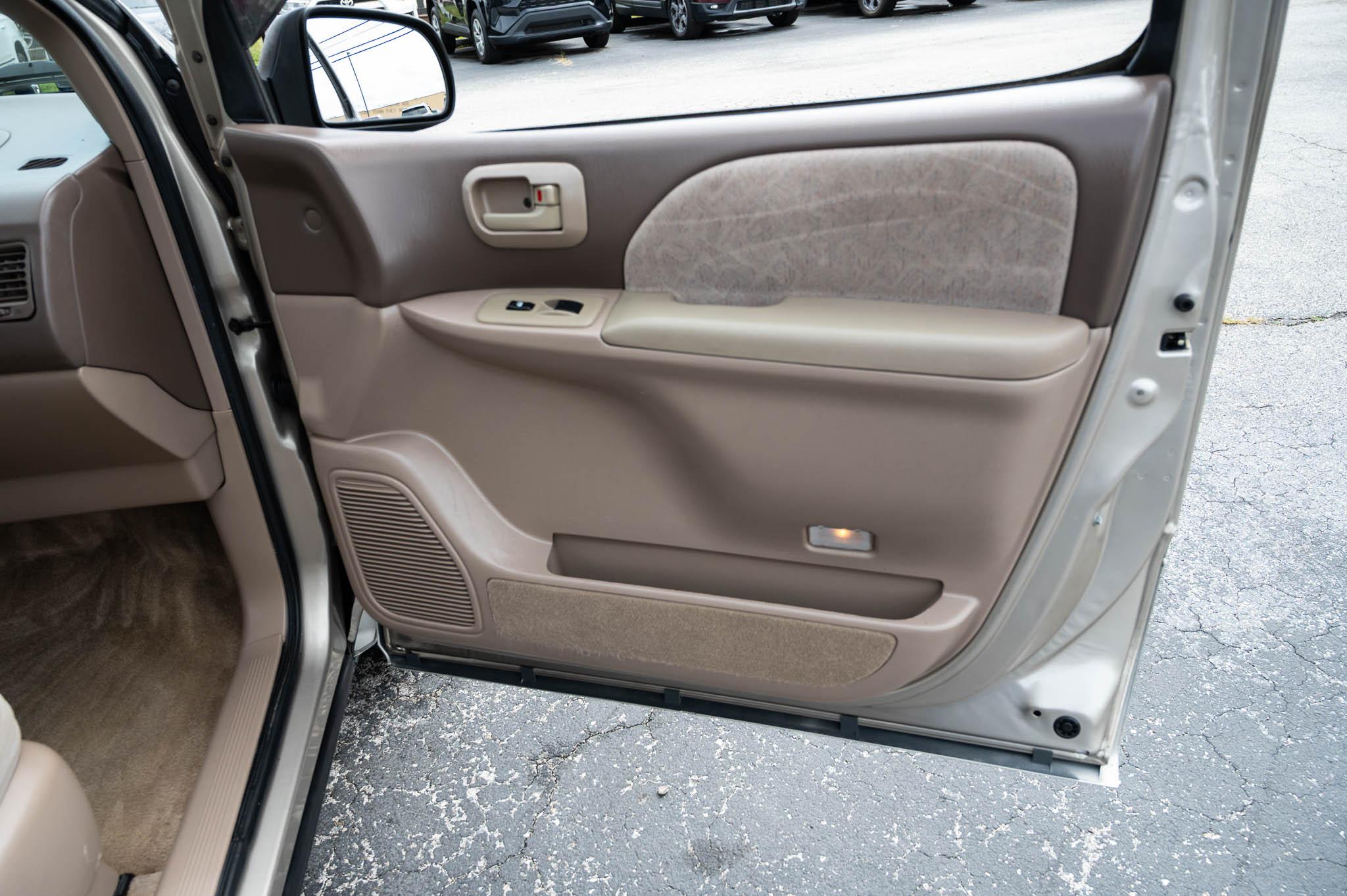 Toyota Sienna LE 4-Door 2000