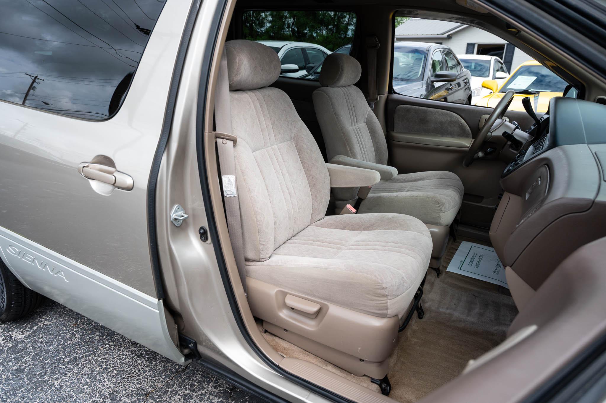 Toyota Sienna LE 4-Door 2000