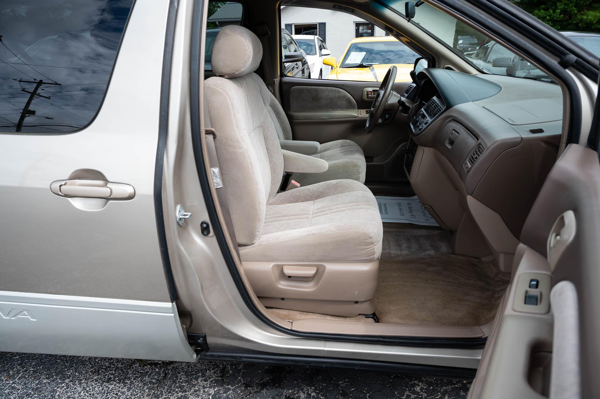 Toyota Sienna LE 4-Door 2000
