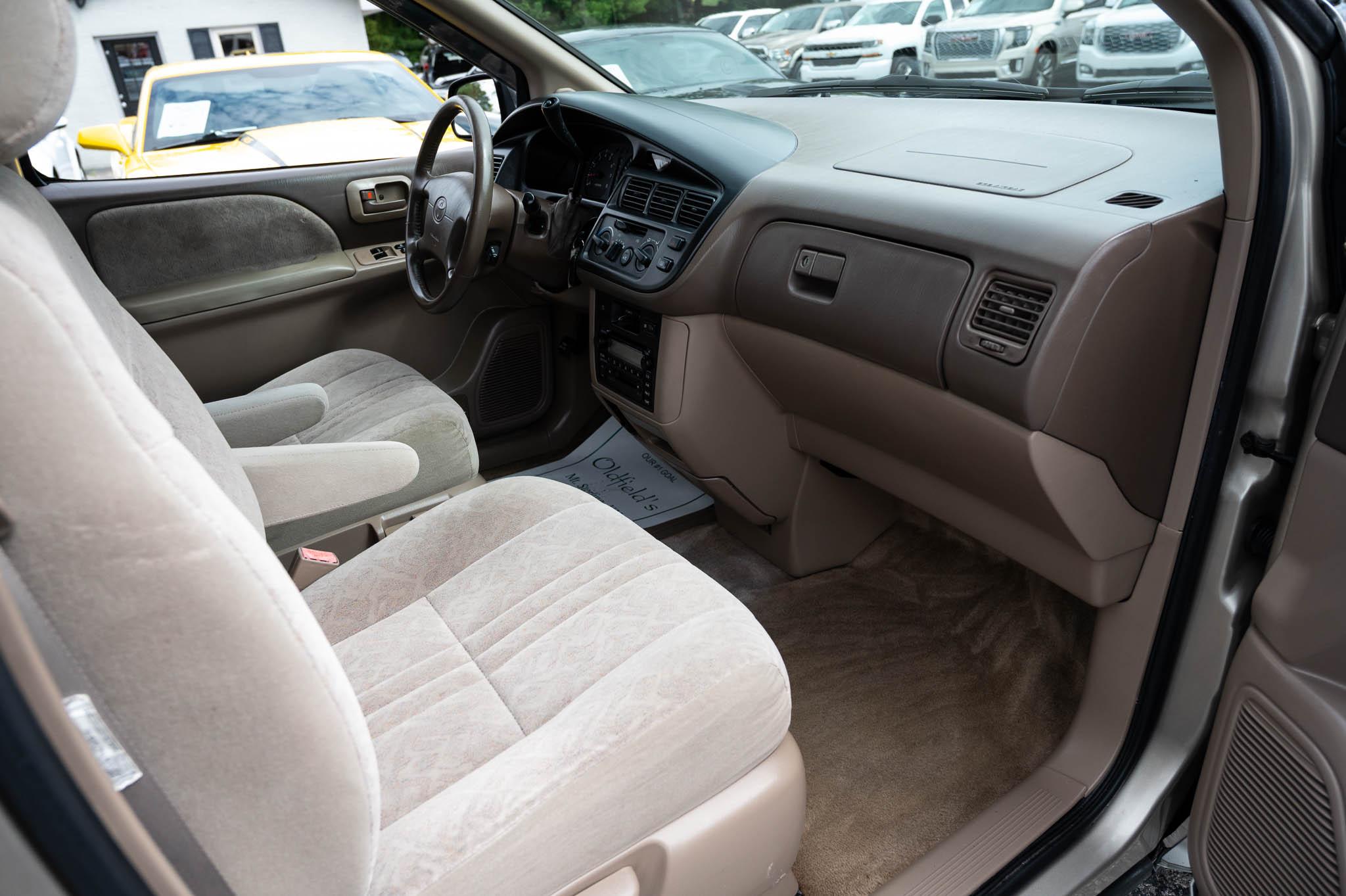 Toyota Sienna LE 4-Door 2000