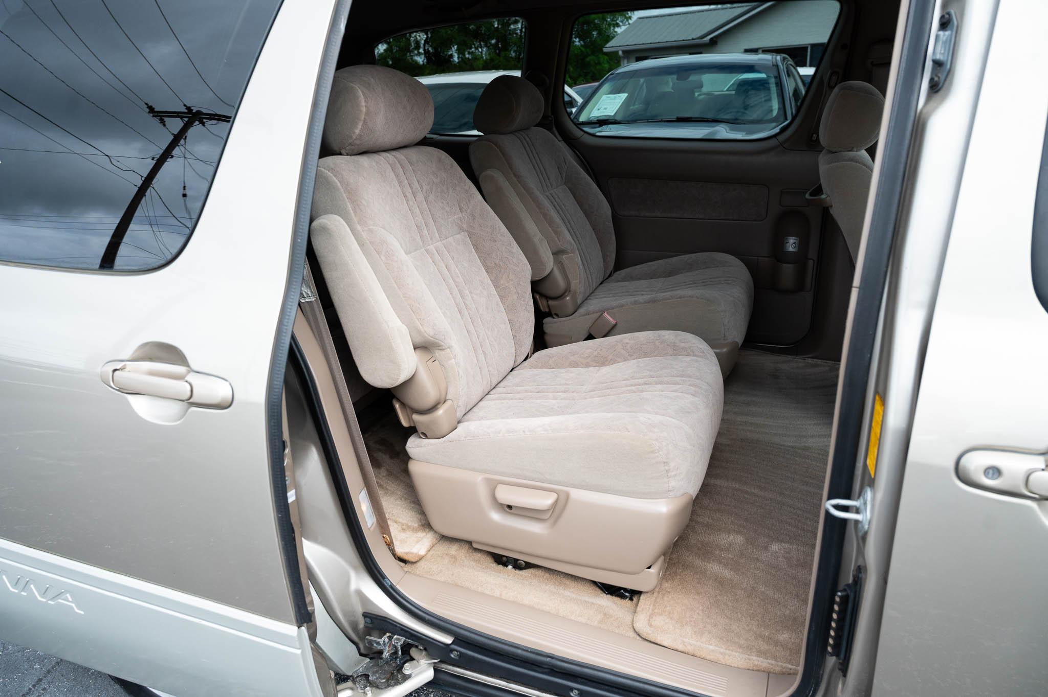 Toyota Sienna LE 4-Door 2000