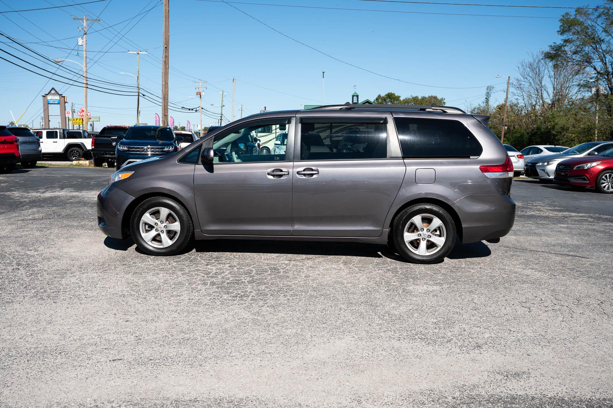 Toyota Sienna LE FWD 8-Passenger V6 2013