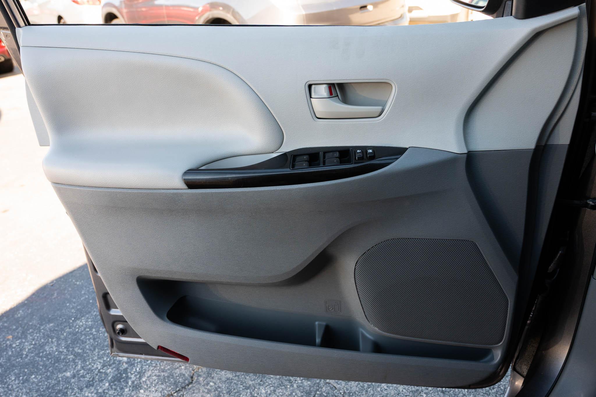 Toyota Sienna LE FWD 8-Passenger V6 2013