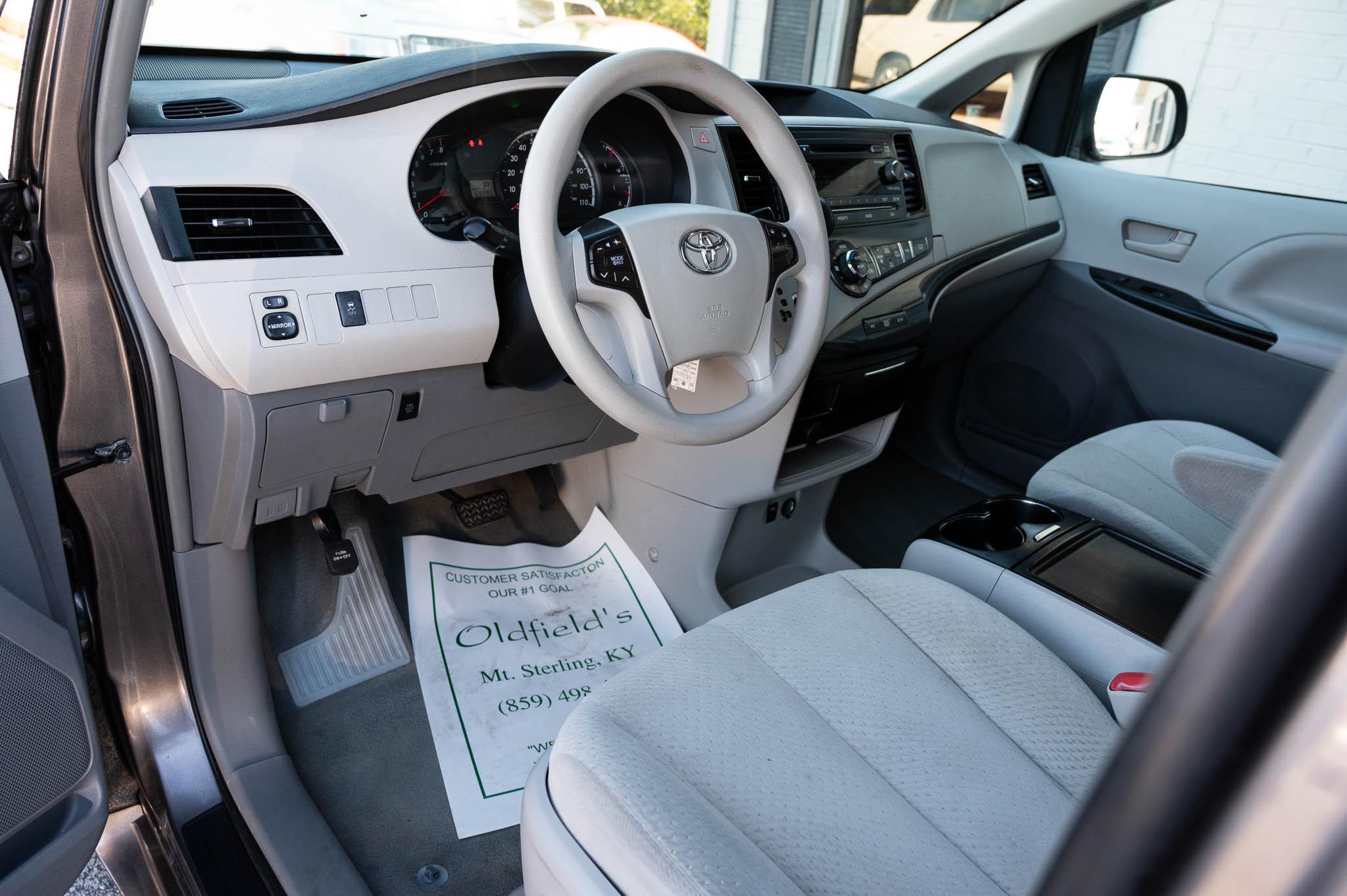 Toyota Sienna LE FWD 8-Passenger V6 2013