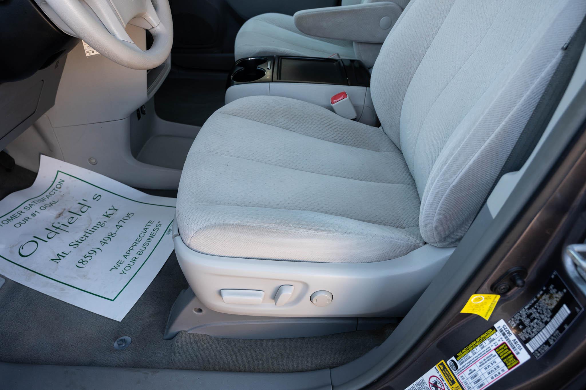 Toyota Sienna LE FWD 8-Passenger V6 2013