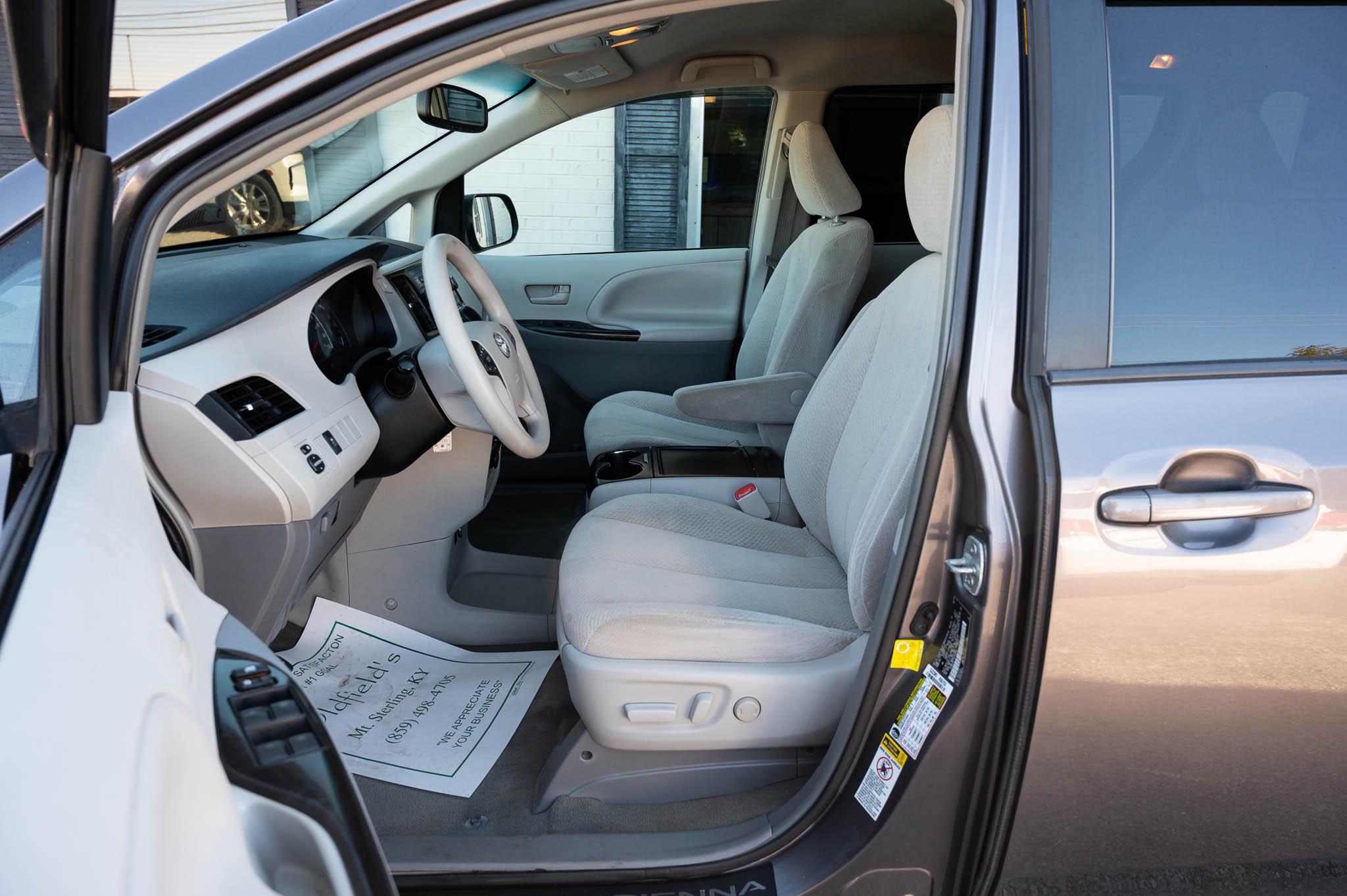 Toyota Sienna LE FWD 8-Passenger V6 2013