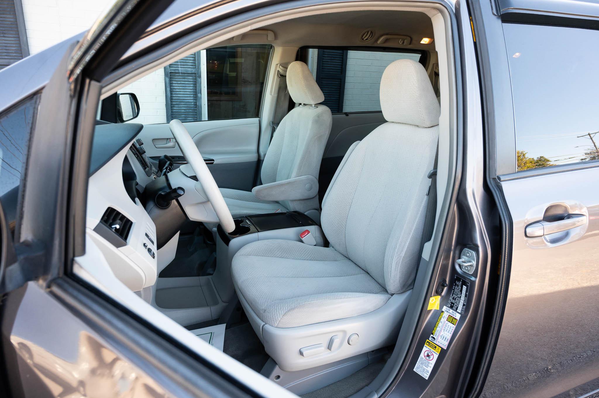 Toyota Sienna LE FWD 8-Passenger V6 2013