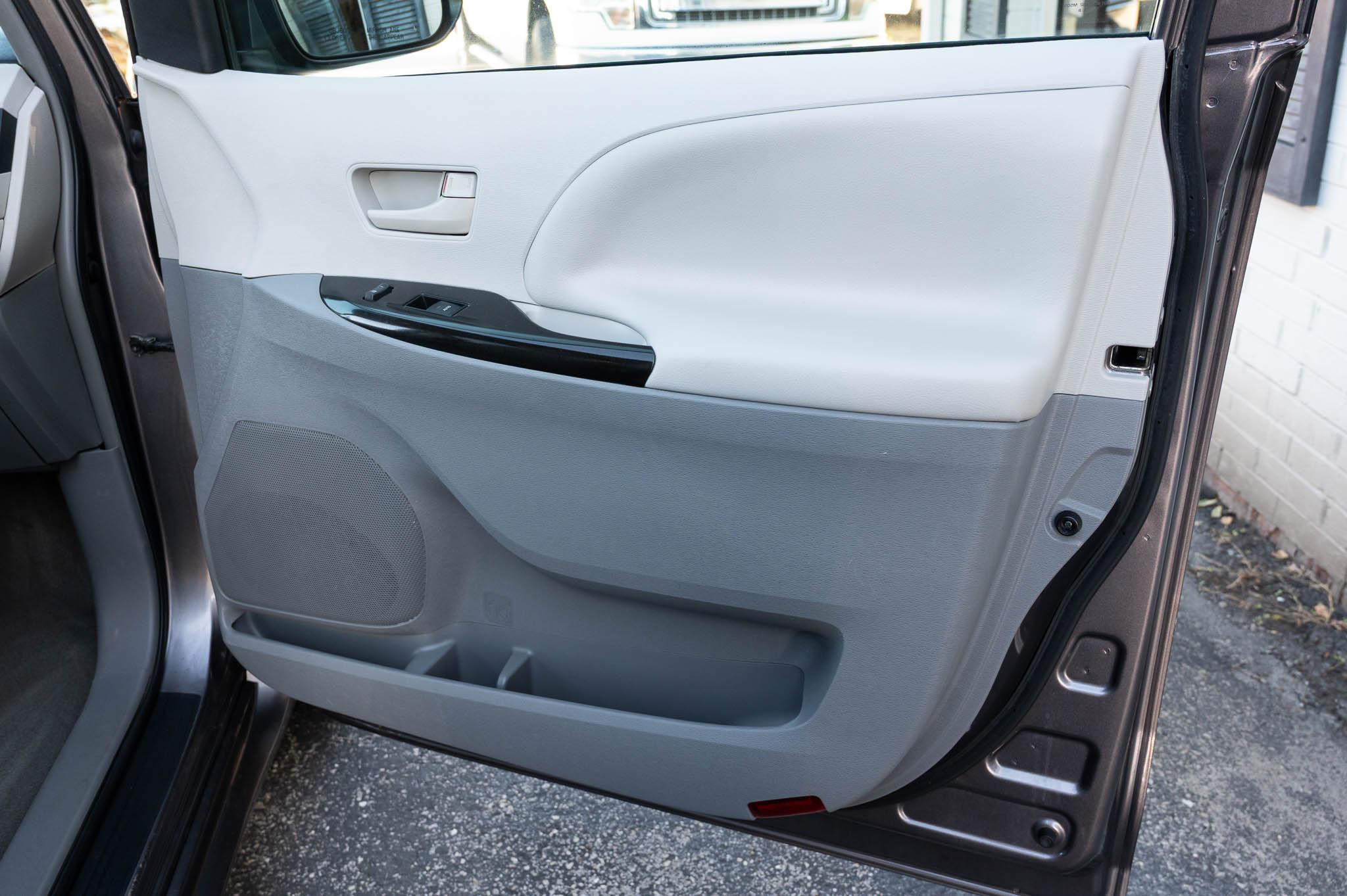 Toyota Sienna LE FWD 8-Passenger V6 2013