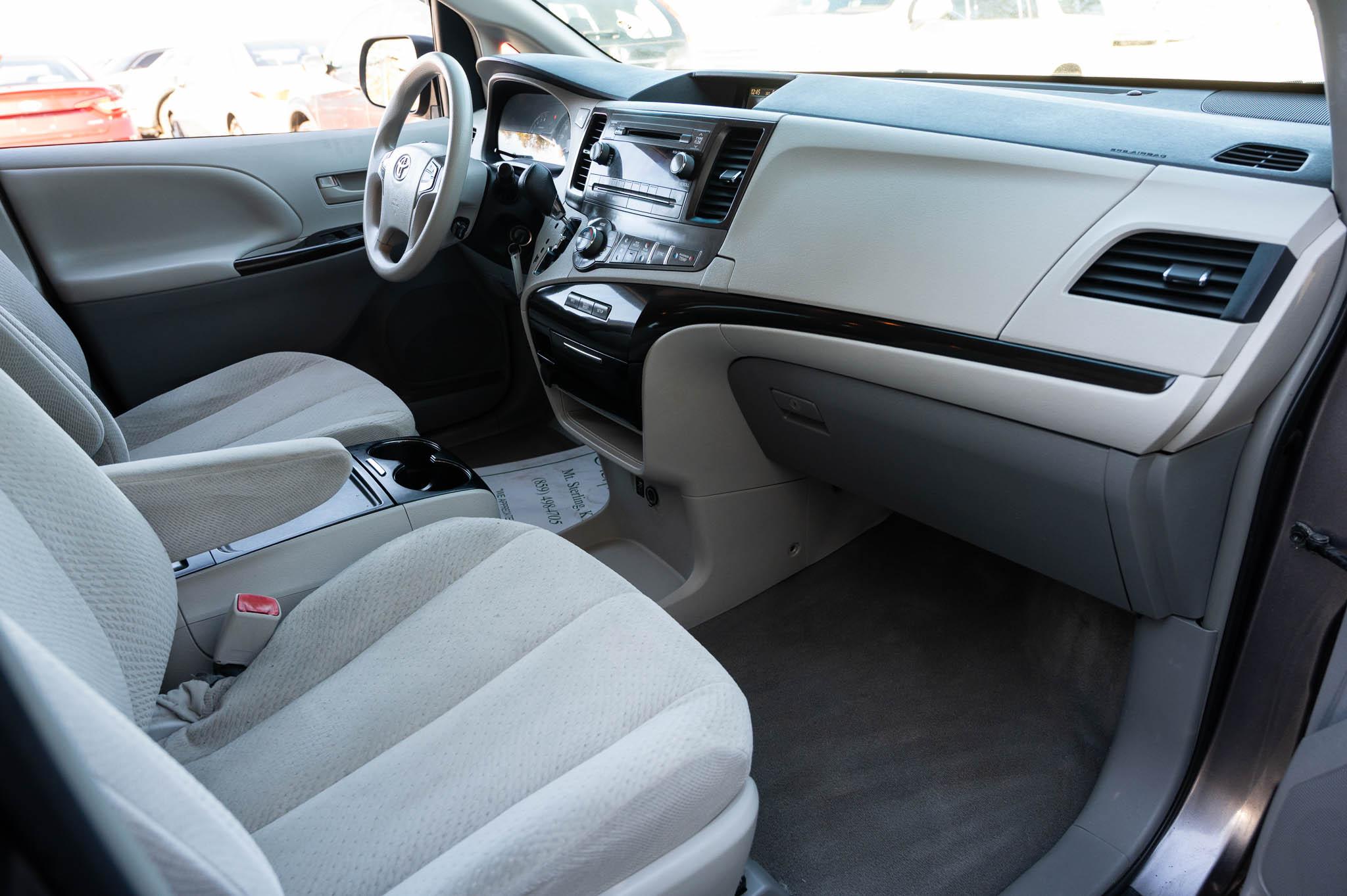 Toyota Sienna LE FWD 8-Passenger V6 2013