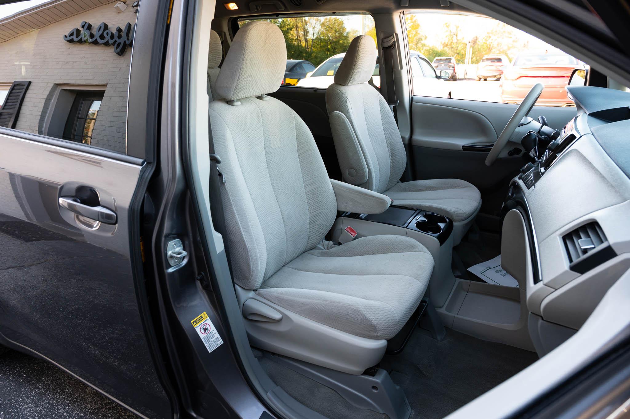 Toyota Sienna LE FWD 8-Passenger V6 2013
