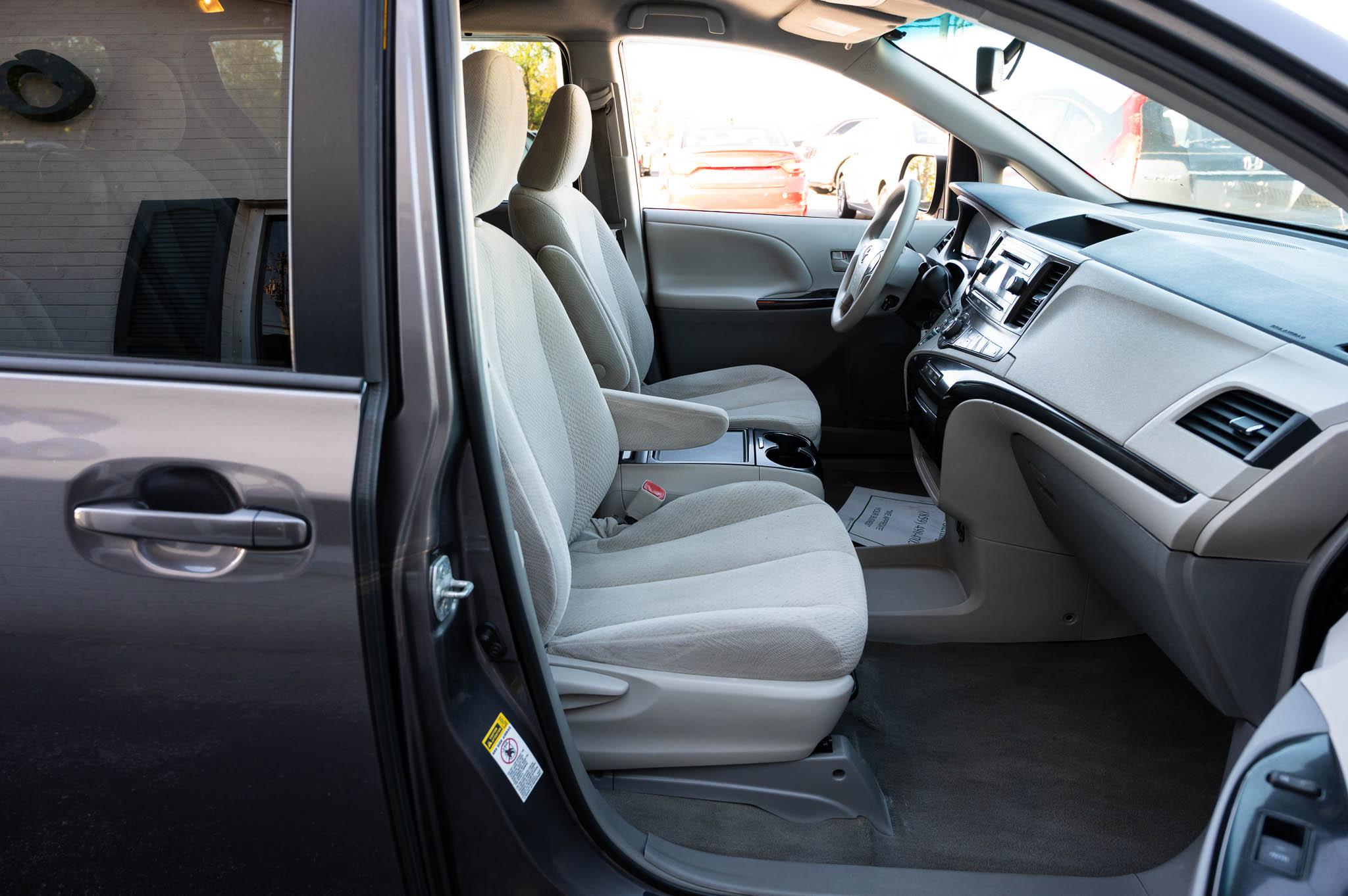 Toyota Sienna LE FWD 8-Passenger V6 2013