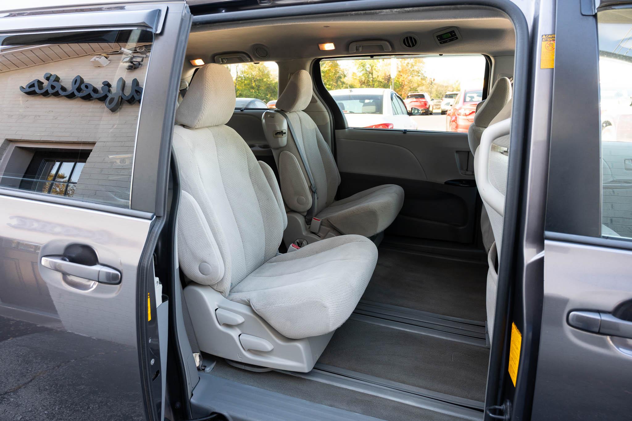 Toyota Sienna LE FWD 8-Passenger V6 2013