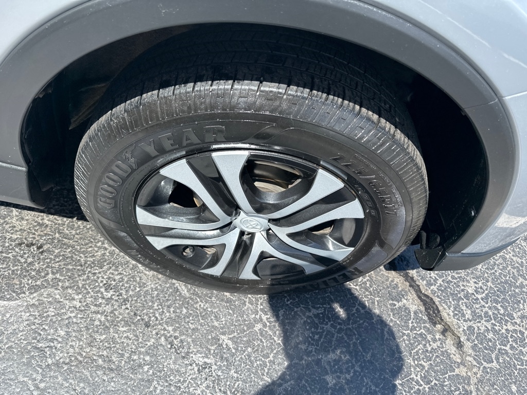 Toyota RAV4 LE AWD (Natl) 2017