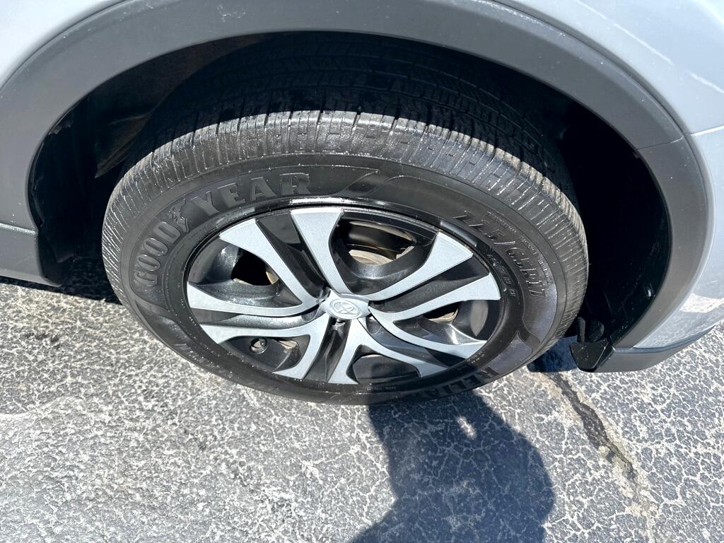 Toyota RAV4 LE AWD (Natl) 2017