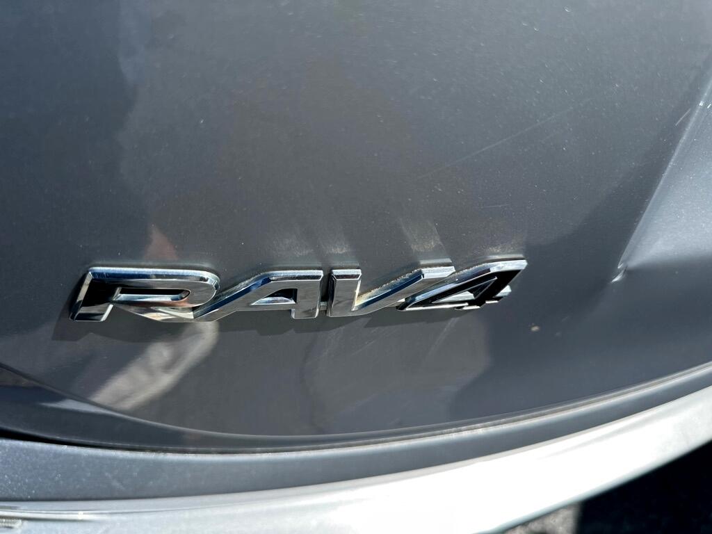 Toyota RAV4 LE AWD (Natl) 2017