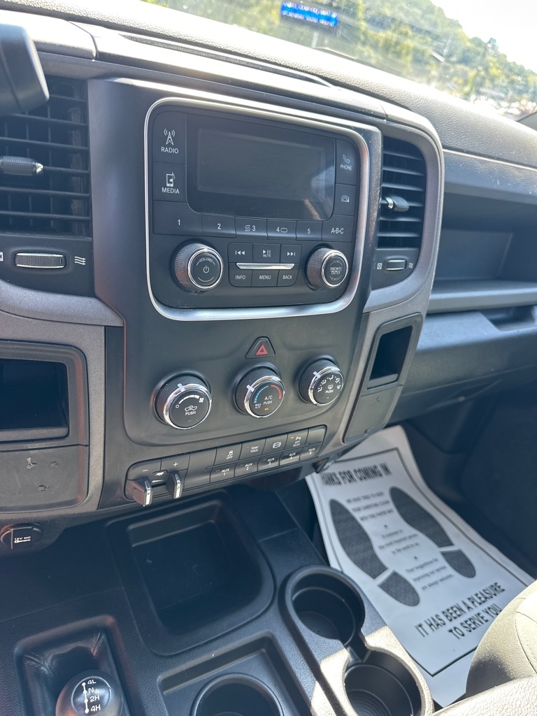 RAM 3500 Tradesman 4x4 Crew Cab 6'4" Box 2017