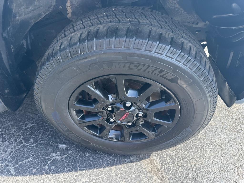 Toyota Sequoia 4WD V8 5-Spd AT SR5 (Natl) 2009