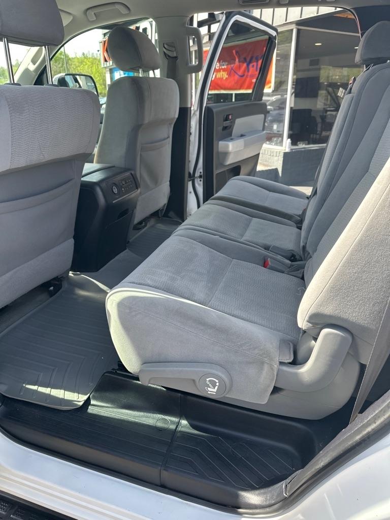 Toyota Sequoia 4WD V8 5-Spd AT SR5 (Natl) 2009