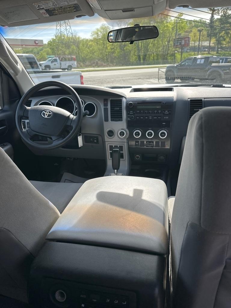 Toyota Sequoia 4WD V8 5-Spd AT SR5 (Natl) 2009