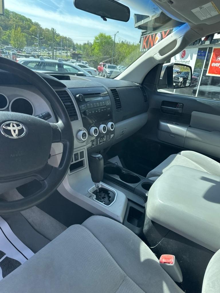 Toyota Sequoia 4WD V8 5-Spd AT SR5 (Natl) 2009