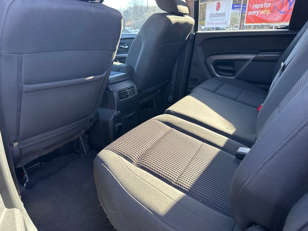 Nissan Titan 4WD Crew Cab SWB SV 2015