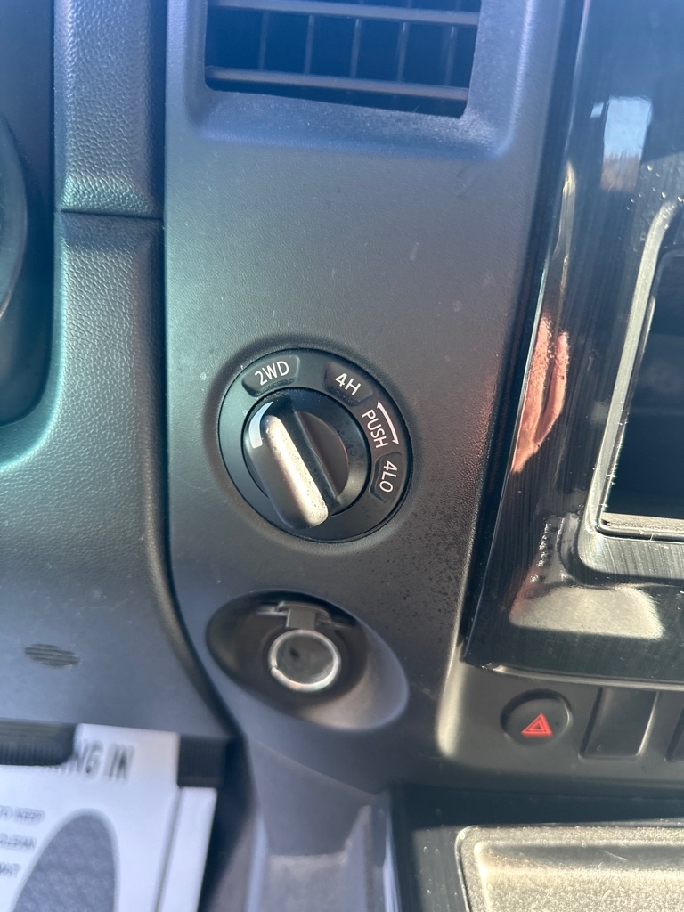 Nissan Titan 4WD Crew Cab SWB SV 2015