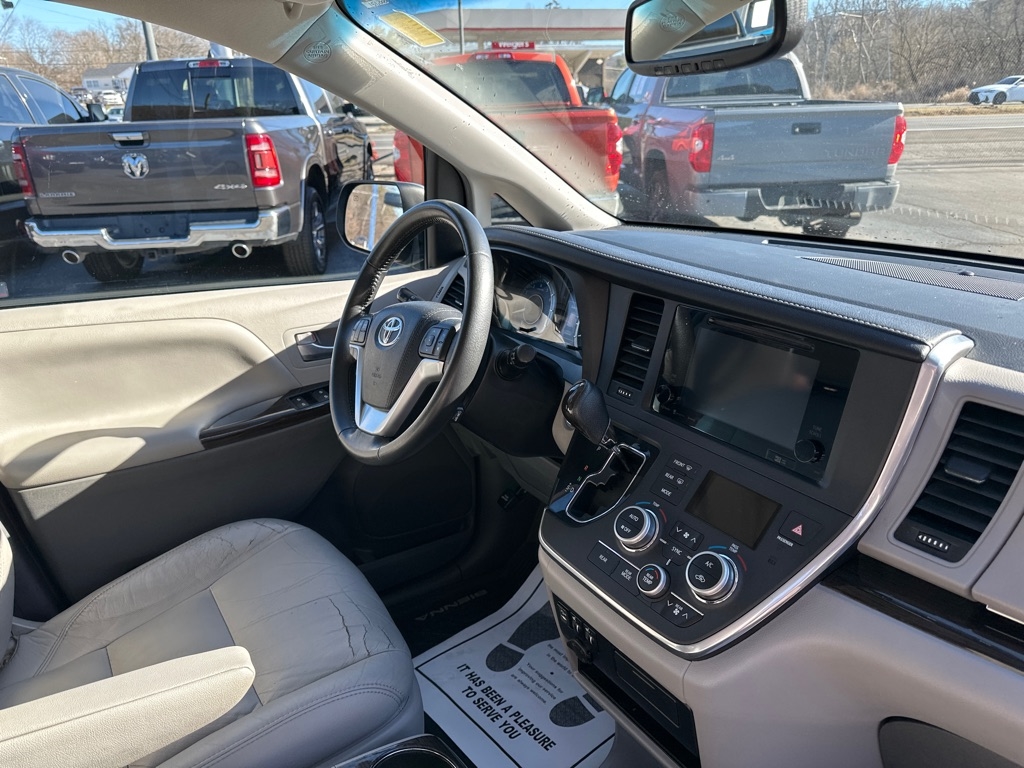 Toyota Sienna Limited Premium AWD 7-Passenger (Natl) 2017