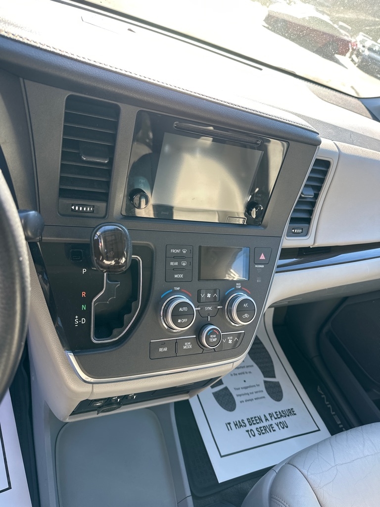 Toyota Sienna Limited Premium AWD 7-Passenger (Natl) 2017