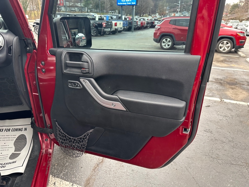 Jeep Wrangler Unlimited 4WD 4dr Sahara 2013