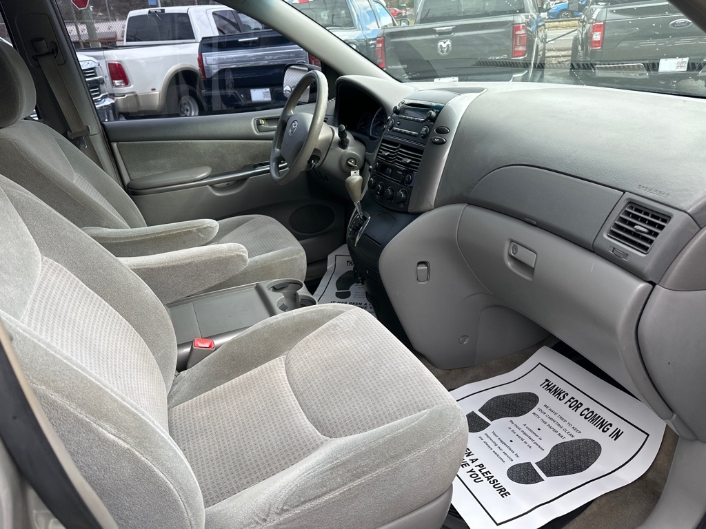 Toyota Sienna 5dr 7-Pass Van CE FWD (Natl) 2009