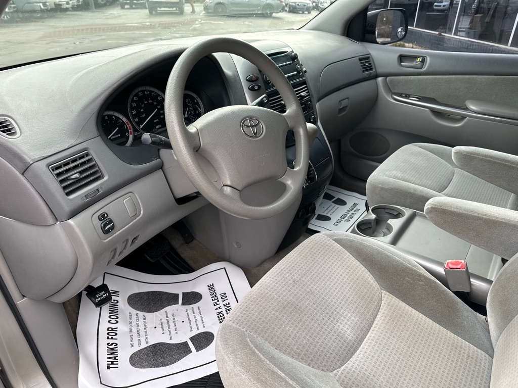 Toyota Sienna 5dr 7-Pass Van CE FWD (Natl) 2009