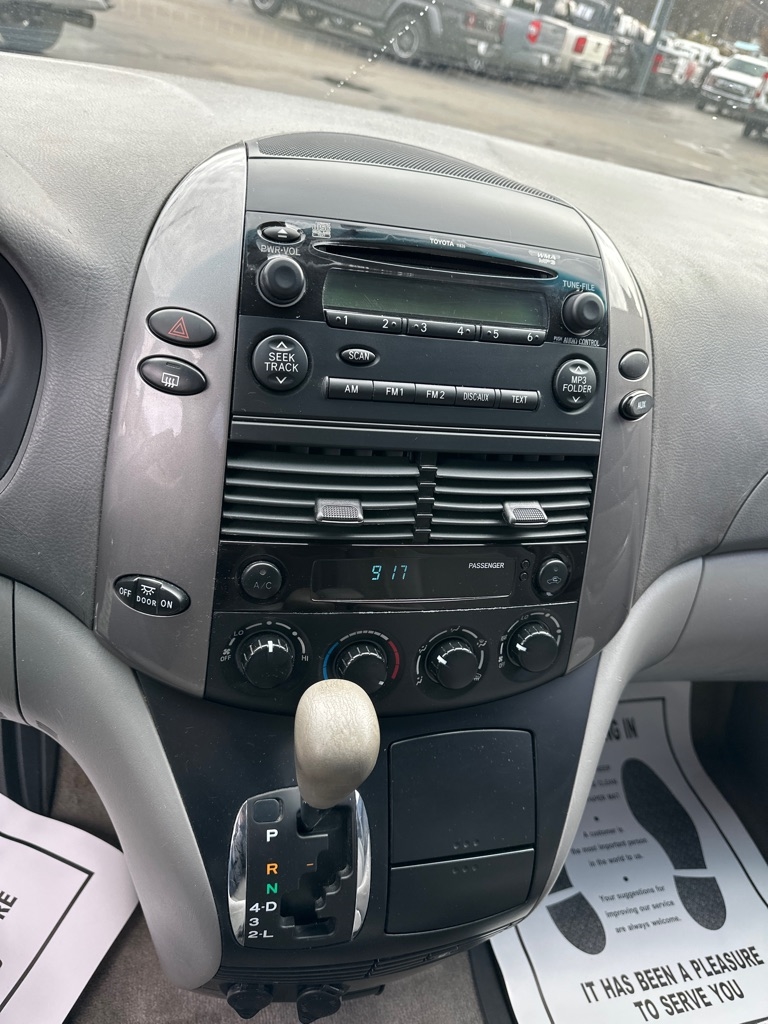 Toyota Sienna 5dr 7-Pass Van CE FWD (Natl) 2009