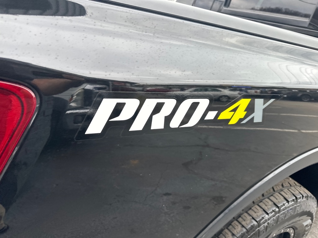 Nissan Titan 4WD Crew Cab SWB PRO-4X 2015