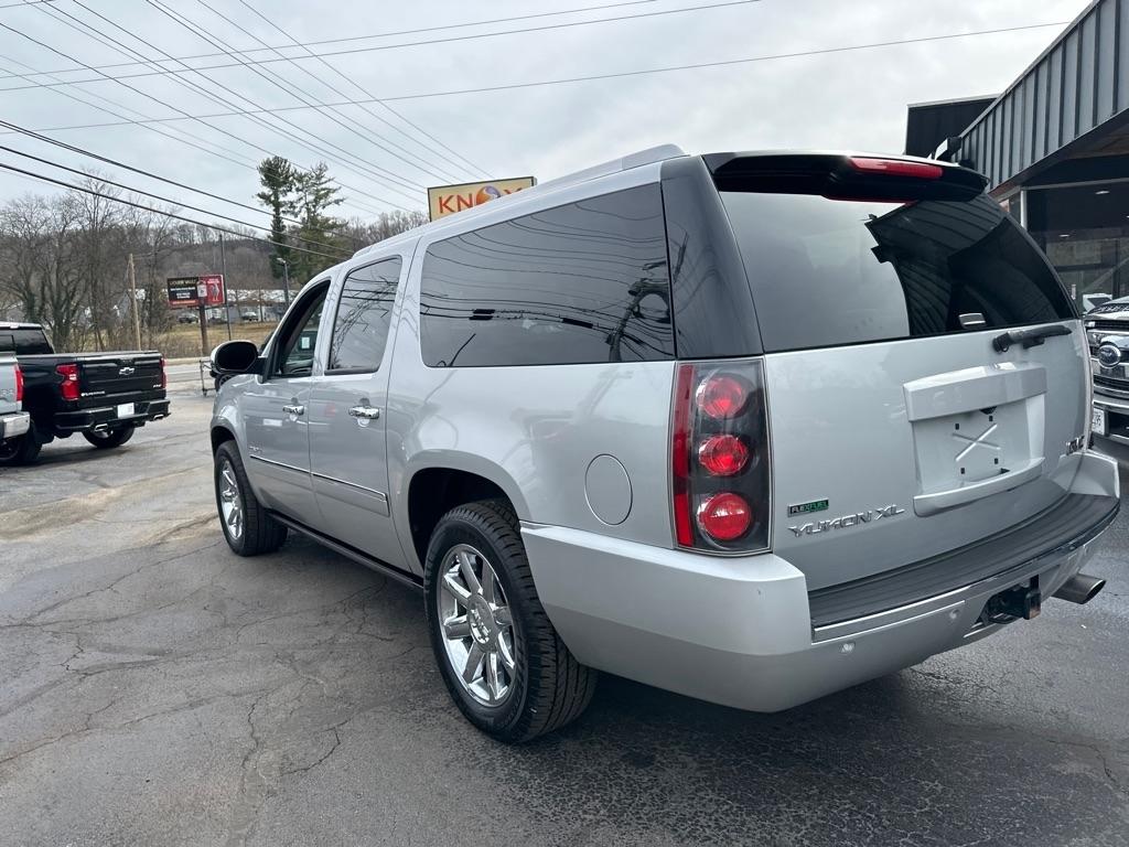 GMC Yukon XL AWD 4dr 1500 Denali 2010