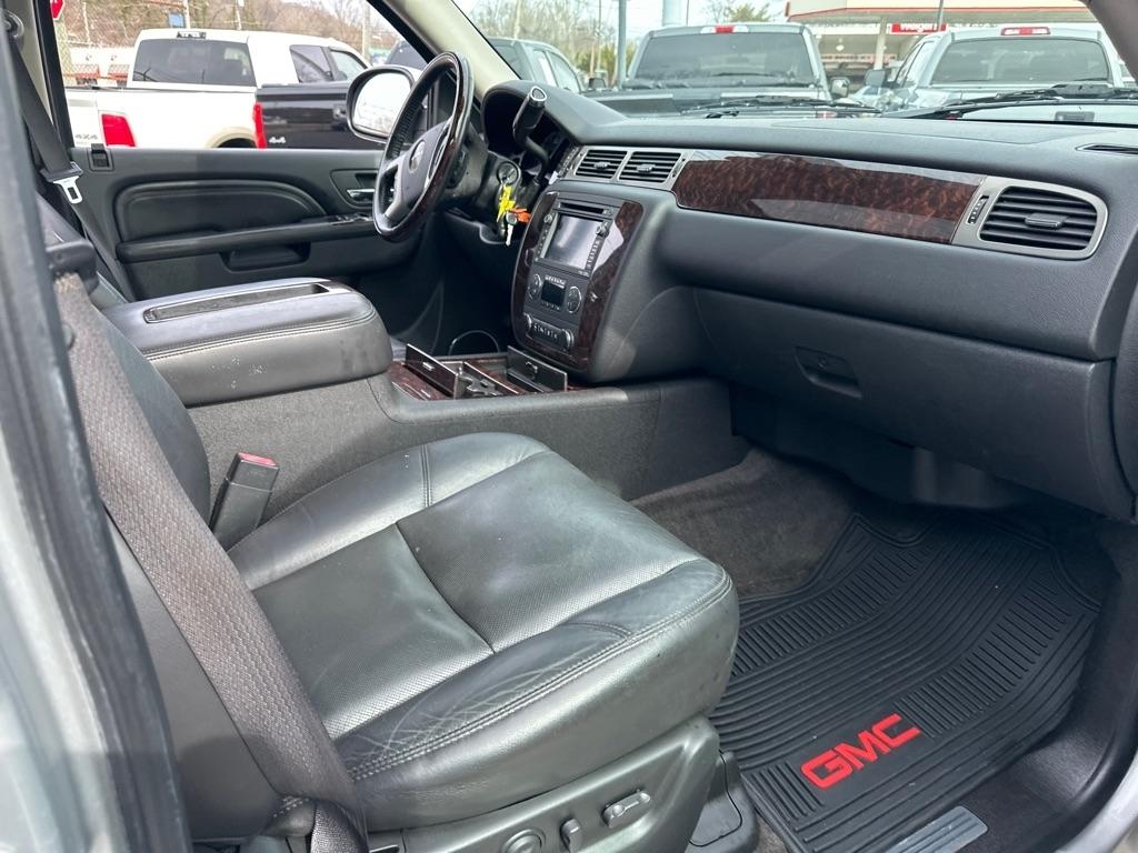 GMC Yukon XL AWD 4dr 1500 Denali 2010