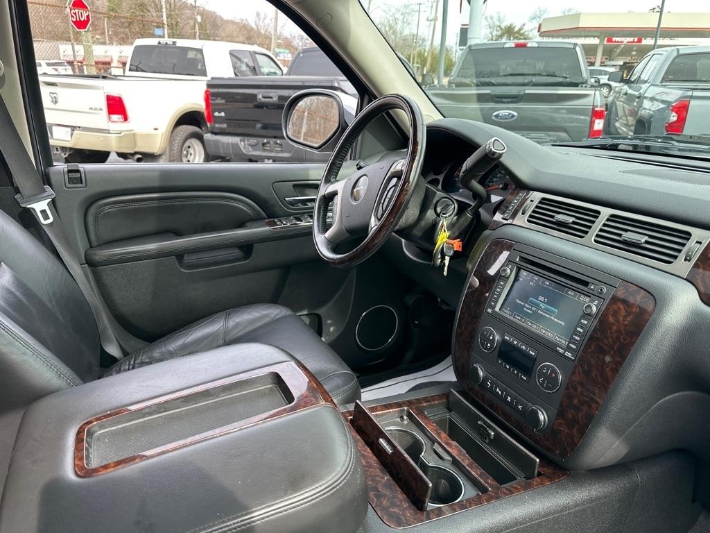 GMC Yukon XL AWD 4dr 1500 Denali 2010