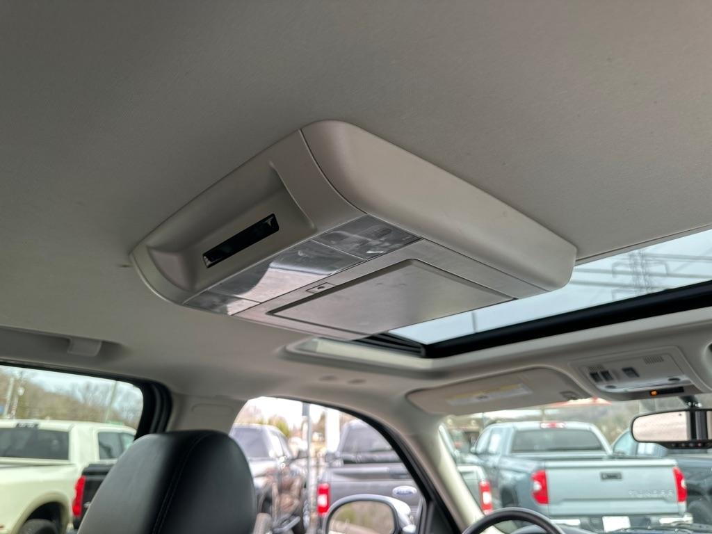 GMC Yukon XL AWD 4dr 1500 Denali 2010