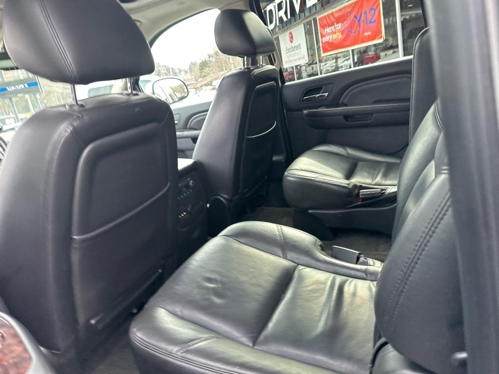 GMC Yukon XL AWD 4dr 1500 Denali 2010