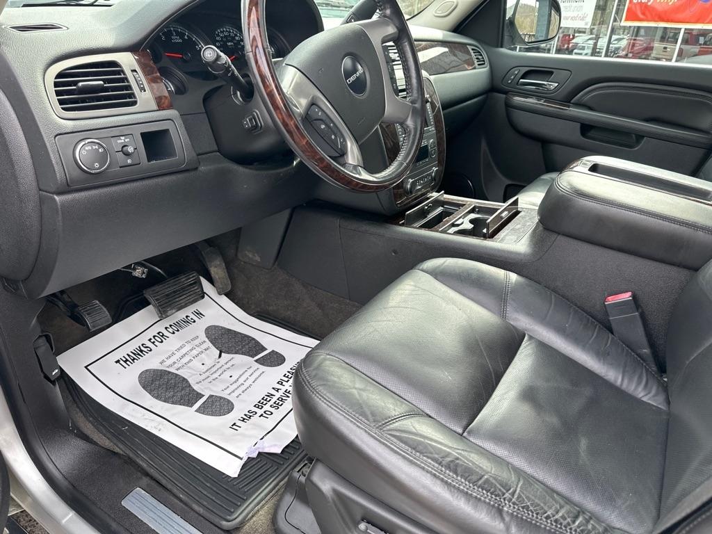 GMC Yukon XL AWD 4dr 1500 Denali 2010