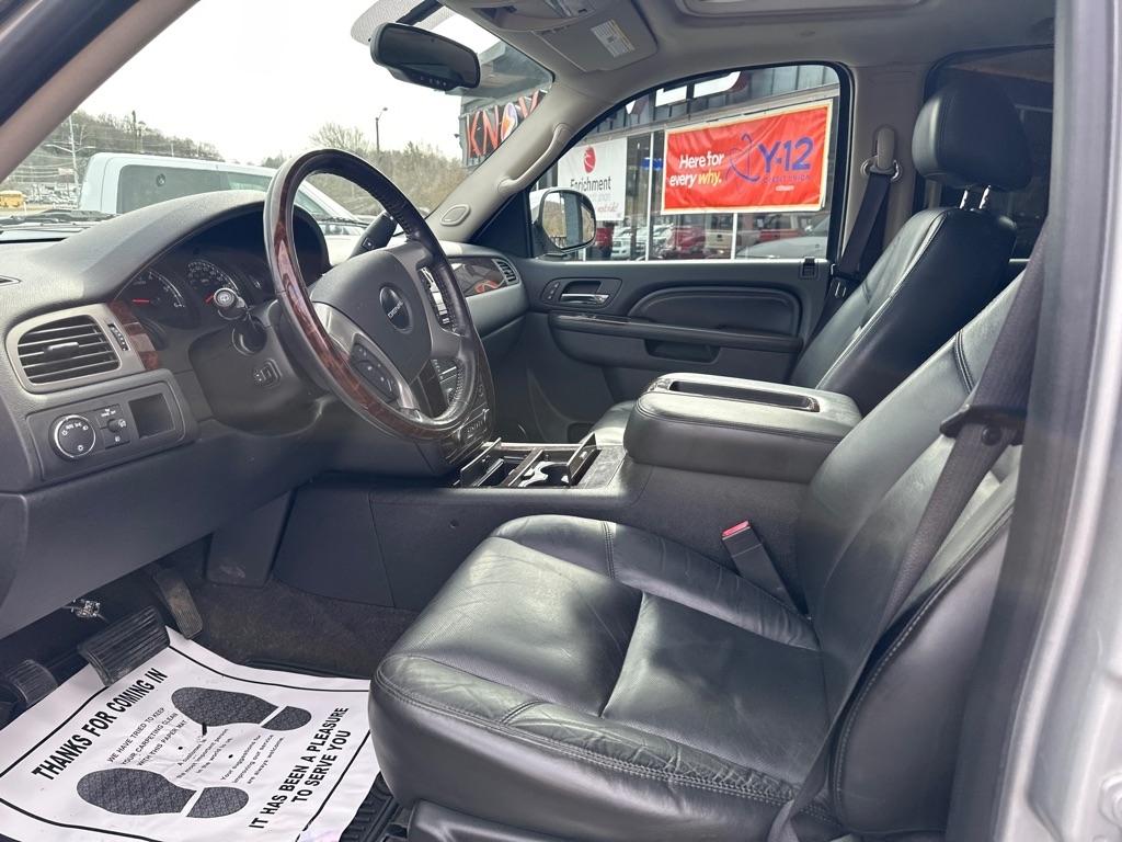 GMC Yukon XL AWD 4dr 1500 Denali 2010