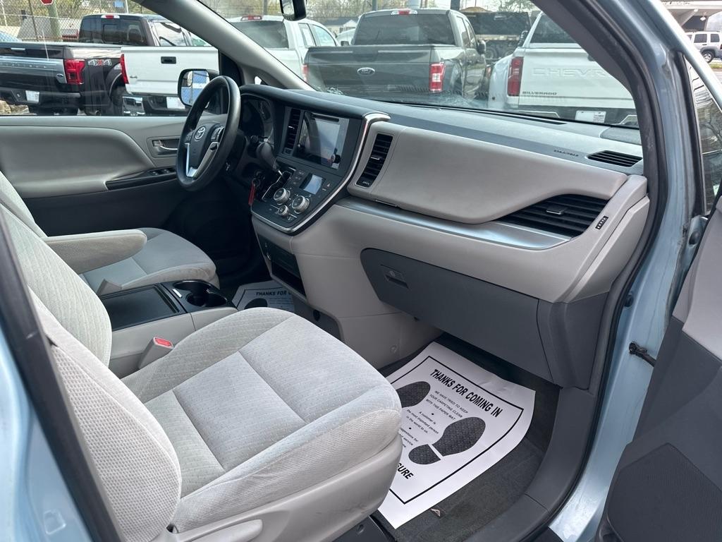 Toyota Sienna 5dr 7-Pass Van LE AWD (Natl) 2016